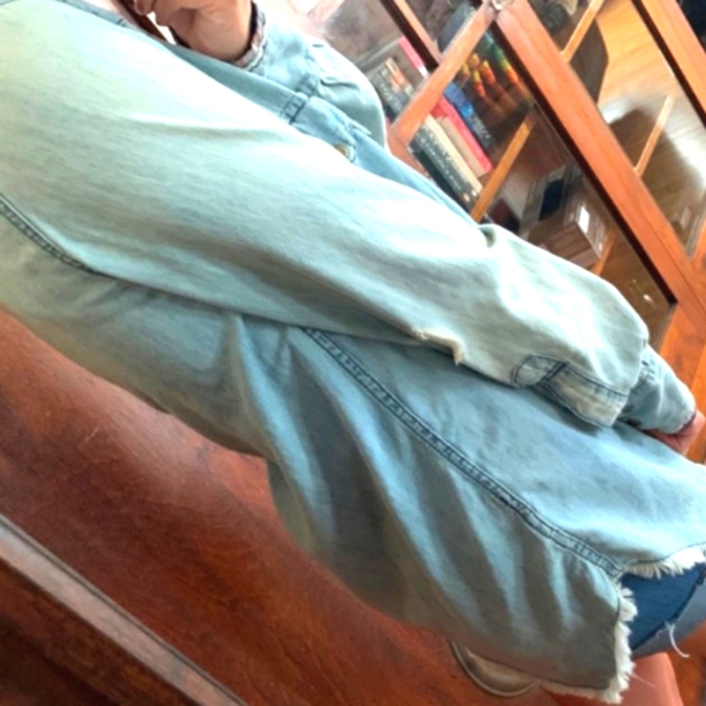 FREE PEOPLE DISTRESSED JEAN SHIRT🦋